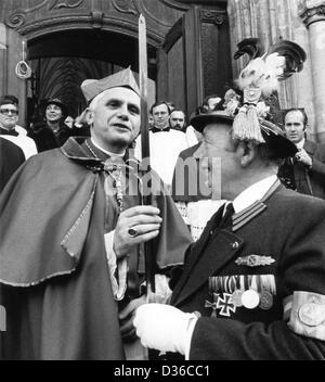 (Dpa-Dateien) - der deutsche Kardinal Joseph Ratzinger steuert den Rand des einen Säbel von Andreas Stadler, Leiter der Bayerischen Schütze in München, 28. Februar 1982. Am 25. November 1981 bestellte Papst Johannes Paul II Kardinal Ratzinger in den Vatikan, wo er kündigte an, er der neue Präfekt der Kongregation für die Glaubenslehre werde. Kardinal Ratzinger trat sein Amt als Erzbischof am 15. Februar 1982 und dauerhaft an Bushaltestellen, wo er liess sich nieder und machte sich daran die Überwachung dieses wichtigsten Kurie Büros, zurückgegeben. Stockfoto