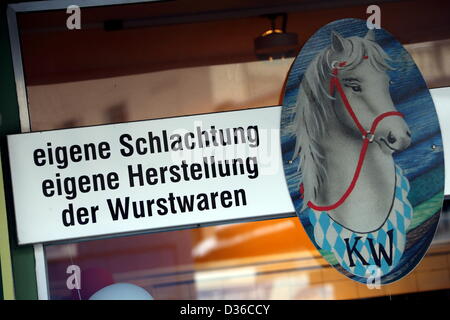 Ein Werbe Zeichen für ein Pferd-Metzgerei ist in München, Deutschland, 11. Februar 2013 abgebildet. Der Pferdefleischskandal breitet sich in ganz Europa: Pferdefleisch falsch beschriftet, wie Rindfleisch in Lasagne und Burger in Großbritannien, Irland, Schweden und Frankreich entdeckt wurde. Nun hat die französische Agentur für Lebensmittelsicherheit Unternehmen aus den Niederlanden, Rumänien und Zypern entdeckt, die Teil der betrügerischen Lieferkette waren. Foto: STEPHAN JANSEN Stockfoto