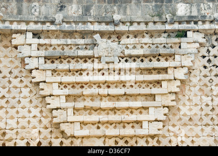 Puuc-Stil Gitter Pyramide Dreieck Carving-Detail, Casa de Las Monja oder das Nonnenkloster, Uxmal, Mexiko Stockfoto