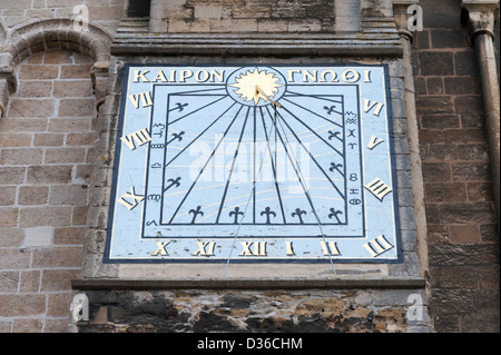 Sonnenuhr Uhr an der Wand bei Ely Kathedrale Ely Cambridgeshire UK Stockfoto