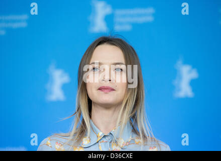 Berlin, Deutschland. 11. Februar 2013. Französische Schauspielerin Sara Forestier stellt bei einem Fototermin für "Liebe Schlachten" ("Mes Seancen de Lutte") während der 63. jährlichen internationalen Filmfestspiele Berlin, in Berlin, Deutschland, 11. Februar 2013. Der Film wird in Abschnitt Panorama Special der Berlinale präsentiert. Foto: Kay Nietfeld/Dpa/Alamy Live News Stockfoto