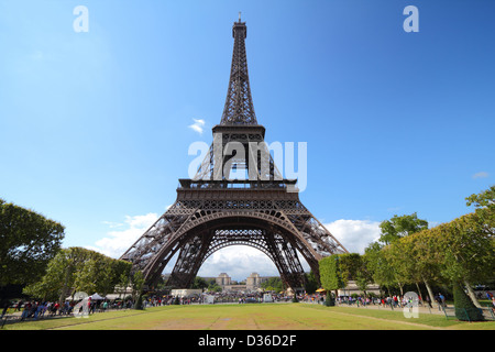 Paris, Frankreich - Eiffelturm gesehen vom Champ de Mars. UNESCO-Weltkulturerbe. Stockfoto