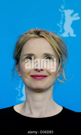 Französische Schauspielerin Julie Delpy stellt bei einem Fototermin für "Before Midnight" während der 63. jährlichen internationalen Filmfestspiele Berlin, in Berlin, Deutschland, 11. Februar 2013. Der Film wird im Wettbewerb der Berlinale präsentiert. Foto: Kay Nietfeld Dpa/Alamy Live-Nachrichten Stockfoto