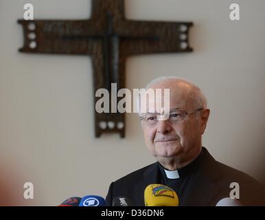 Vorsitzender der Deutschen Bischofskonferenz, Erzbischof von Freiburg Robert Zollitsch, macht eine Aussage über den angekündigten Rücktritt von Papst Benedict XVI in Freiburg, Deutschland, 11. Februar 2013. Der Führer der katholischen Kirche verkündet, dass er am 28. Februar 2013 zurücktreten wird. Foto: PATRICK SEEGER Stockfoto