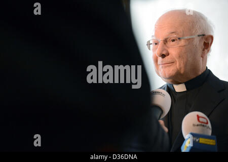 Vorsitzender der Deutschen Bischofskonferenz, Erzbischof von Freiburg Robert Zollitsch, macht eine Aussage über den angekündigten Rücktritt von Papst Benedict XVI in Freiburg, Deutschland, 11. Februar 2013. Der Führer der katholischen Kirche verkündet, dass er am 28. Februar 2013 zurücktreten wird. Foto: PATRICK SEEGER Stockfoto