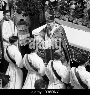 (DATEI - HANDOUT) Ein Archiv Handzettel vom 29. Juni 1951 zeigt Kardinal Michael von Faulhaber (siehe oben) legte seine Hände auf Joseph Ratzinger bei seiner Ordination am Dom in Freising, Deutschland. Am 19. April 2005 wurde Kardinal Joseph Ratzinger zum Papst gewählt. Foto: Erzdiözese München und Freising Stockfoto