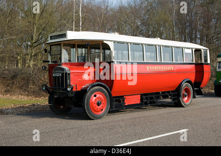 Eine 1929 Tillings Stevens Express B9A mit einem Replikat Eindecker Bus Körper, die auf dem Display bei einer Kundgebung für Thames Valley betrieben Stockfoto