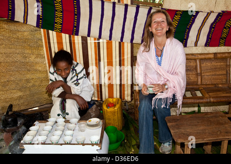 Äthiopischer Kaffee-Zeremonie, Bahir Dar, Äthiopien Stockfoto