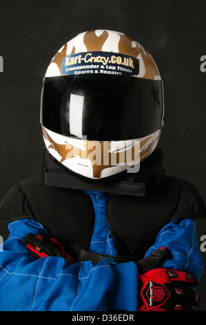 Kind trägt einen Helm Motorsport Stockfoto