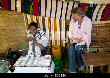 Äthiopischer Kaffee-Zeremonie, Bahir Dar, Äthiopien Stockfoto