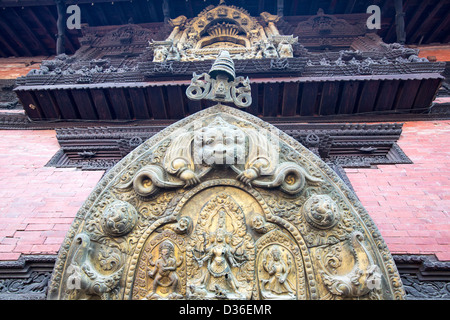 Detail an einem Gebäude in Patan Durbar Square in Kathmandu, Nepal. Der Platz ist ein UNESCO-Weltkulturerbe. Stockfoto