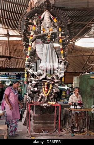 Schneider gegenüber der Sri Meenakshi Amman Tempel in Madurai Indien indischen Tamil Nadu Stadt Stadtzentrum Stockfoto