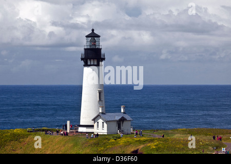 Yaquina Head Lighthouse thront auf einer Klippe über dem Pazifischen Ozean in Yaquina Head herausragenden natürlichen Umgebung in der Nähe von Newport. Stockfoto