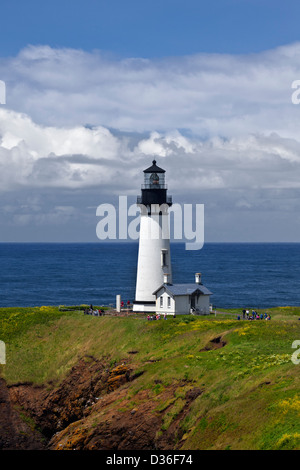 Yaquina Head Lighthouse thront auf einer Klippe über dem Pazifischen Ozean in Yaquina Head herausragenden natürlichen Umgebung in der Nähe von Newport. Stockfoto