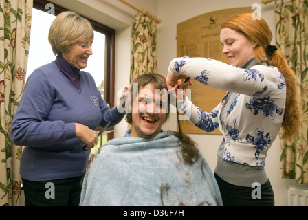 Der 26 Jahre alte Mann in Prozess der in alle seine Haare für Krebs Liebe rasiert, Bordon, Hampshire, UK. Stockfoto