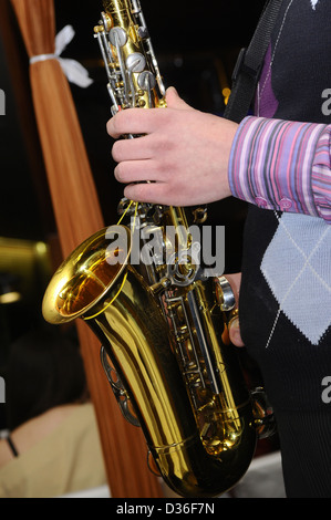 Hand mit saxophon Stockfoto