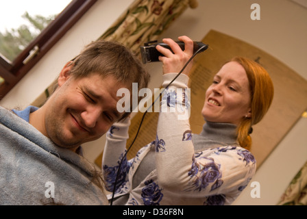 Der 26 Jahre alte Mann in Prozess der in alle seine Haare für einen Krebs Liebe, Bordon, Hampshire, uk rasiert. Stockfoto