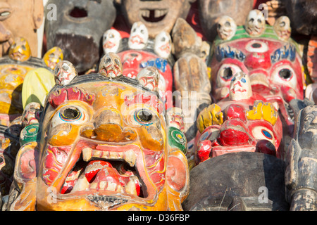 Nepalesische Gesichtsmasken zum Verkauf an einem Stall in Patan Durbar Square in Kathmandu, Nepal. Der Platz ist ein UNESCO-Weltkulturerbe. Stockfoto