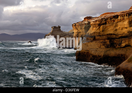 OR01017-00... OREGON - Wellen, die in die Sandsteinfelsen an der Pazifikküste im Cape Kiwanda State Park. Stockfoto