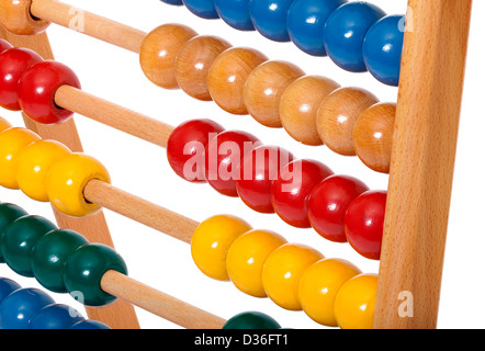 Traditionelle Abacus mit bunten Holzperlen vor weißem Hintergrund Stockfoto
