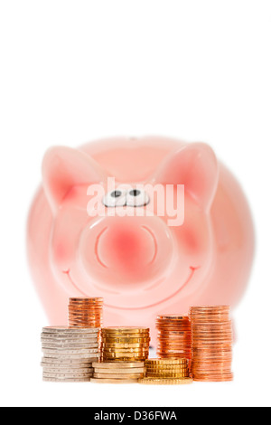Rosa Sparschwein mit Stapeln von Euro-Münzen vor weißem Hintergrund Stockfoto