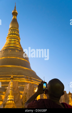 Mönch an der Shwedagon-Pagode, Yangon, Myanmar, Asien Stockfoto