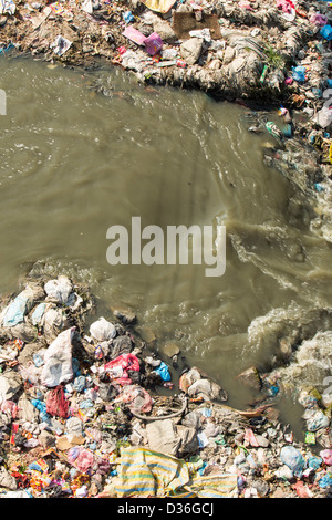 Der Bagmati-Fluss, der durch Kathmandu in Nepal. Der Fluss ist voller Müll und Abwässer, die in den Fluss geleert ist. Die Einheimischen sehen den Fluss als ein Müll-Abhol-Service. Stockfoto