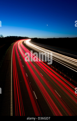Twilight-Rushhour auf der Autobahn M40 in den Midlands auf einen Winter Morgen, Warwickshire, England, UK Stockfoto