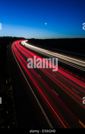 Twilight-Rushhour auf der Autobahn M40 in den Midlands auf einen Winter Morgen, Warwickshire, England, UK Stockfoto