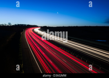 Twilight-Rushhour auf der Autobahn M40 in den Midlands auf einen Winter Morgen, Warwickshire, England, UK Stockfoto