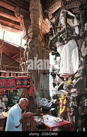 Schneider gegenüber der Sri Meenakshi Amman Tempel in Madurai Indien indischen Tamil Nadu Stadt Stadtzentrum Stockfoto