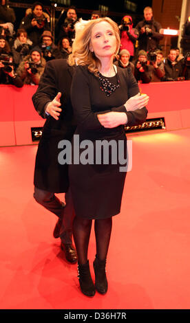 Französische Schauspielerin Julie Delpy kommt für die Premiere des Films "Before Midnight" während der 63. jährlichen internationalen Filmfestspiele Berlin, in Berlin, Deutschland, 11. Februar 2013. Der Film wird im Wettbewerb der Berlinale präsentiert. Foto: Kay Nietfeld/Dpa/Alamy Live News Stockfoto