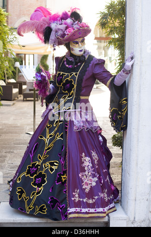 Traditionelle venezianische Masken getragen auf dem Karneval von Venedig in San Marco Platz Venedig Stockfoto