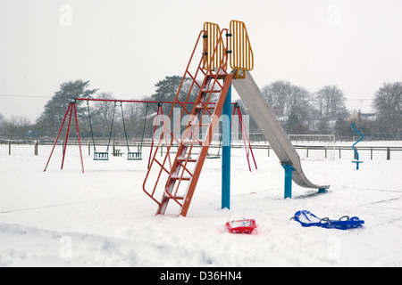 Spielplatz im Schnee Stockfoto