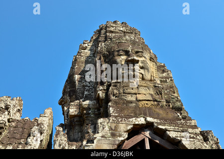 Steinerne Lächeln in einem Turm der Bayon-Tempel - Angkor Thom, Kambodscha Stockfoto