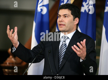 Mario Dumont erfüllt die Medien nach der Debatte in der Nationalversammlung in Québec (Stadt) Stockfoto