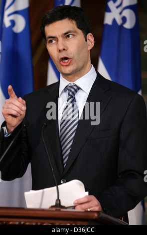 Mario Dumont erfüllt die Medien nach der Debatte in der Nationalversammlung in Québec (Stadt) Stockfoto