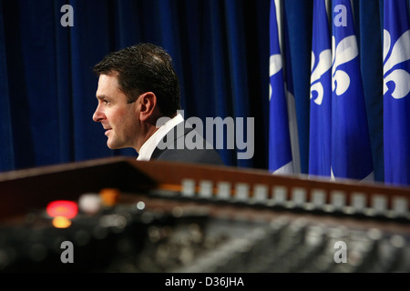 Action Démocratique du Québec (ADQ) MNA Francois Bonnardel Gesten, wie er während einer Pressekonferenz spricht Stockfoto