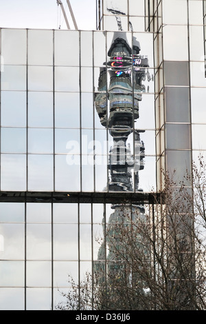 BT Tower spiegelt sich in einem Gebäude Glasfront Stockfoto