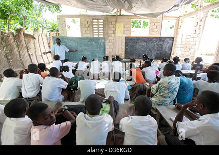 Leogane, Haiti, Schule, Lehre in einem Schulgebäude wurde nicht fertig gestelltem Stockfoto