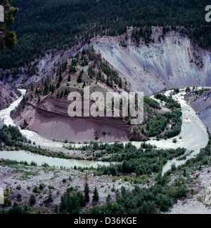 Blick auf die Erosion der bergigen Berglandschaft bei Bend im Fraser River in der Nähe des Bridge River Lillooet Reservats British Columbia Kanada Stockfoto