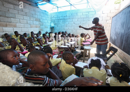 Leogane, Haiti, Schule, Lehre in einem Schulgebäude wurde nicht fertig gestelltem Stockfoto