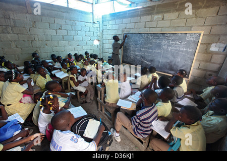 Leogane, Haiti, Schule, Lehre in einem Schulgebäude wurde nicht fertig gestelltem Stockfoto