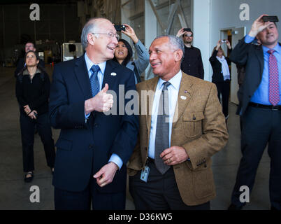 US-Innenminister Ken Salazar (links) und NASA-Administrator Charles Bolden Lächeln, während gerade des Start des Satelliten Landsat Daten Kontinuität Mission an Bord einer Atlas V-Rakete 11. Februar 2013 auf Vandenberg Air Force Base in Kalifornien. Der Satellit wird in Landwirtschaft, Bildung, Wirtschaft, Wissenschaft und Government-Anwendungen verwendet. Stockfoto