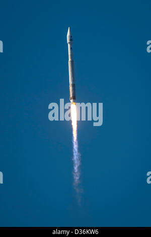 Das Landsat Daten Kontinuität Mission Raumschiff hebt ab auf eine Atlas V-Rakete vom Space Launch Complex 3 11. Februar 2013 auf Vandenberg Air Force Base in Kalifornien. Der Satellit wird in Landwirtschaft, Bildung, Wirtschaft, Wissenschaft und Government-Anwendungen verwendet. Stockfoto