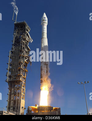 Das Landsat Daten Kontinuität Mission Raumschiff hebt ab auf eine Atlas V-Rakete vom Space Launch Complex 3 11. Februar 2013 auf Vandenberg Air Force Base in Kalifornien. Der Satellit wird in Landwirtschaft, Bildung, Wirtschaft, Wissenschaft und Government-Anwendungen verwendet. Stockfoto