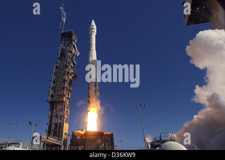 Das Landsat Daten Kontinuität Mission Raumschiff hebt ab auf eine Atlas V-Rakete vom Space Launch Complex 3 11. Februar 2013 auf Vandenberg Air Force Base in Kalifornien. Der Satellit wird in Landwirtschaft, Bildung, Wirtschaft, Wissenschaft und Government-Anwendungen verwendet. Stockfoto