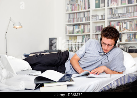 Junge männliche Studenten Studium zu Hause. Stockfoto