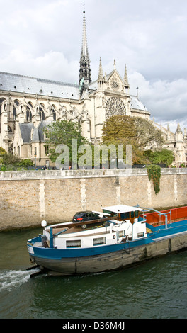Cargo Container Schiff Schiff Boot am Ufer in der Nähe von Notre Dame Kathedrale Paris Frankreich Europa Stockfoto