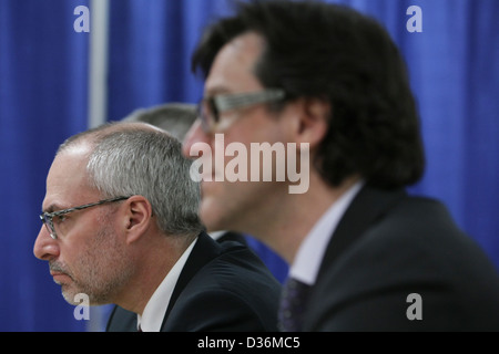 Giuseppe Battista, links, und Eric Down zu hören, wie Kommissar Michel Bastarache seinen Untersuchungsbericht enthüllt Stockfoto